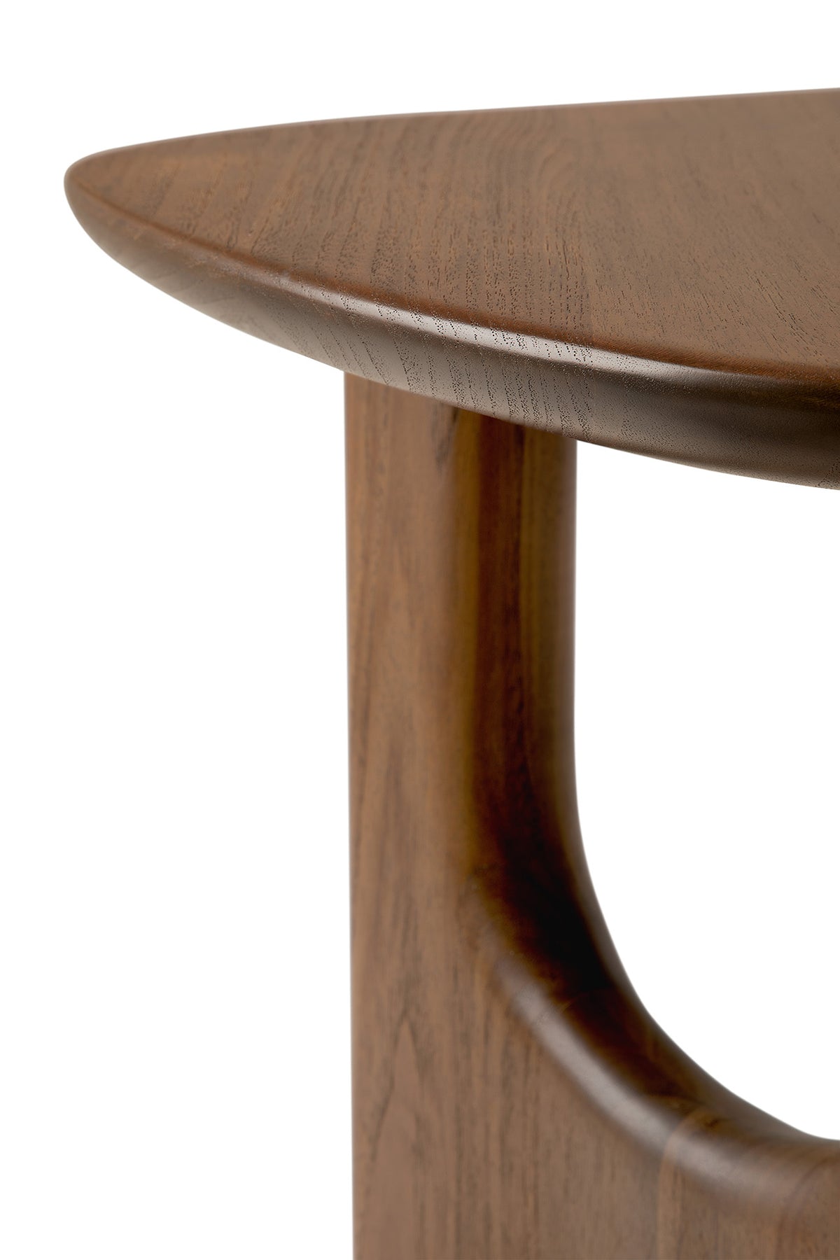 Close-up of the Ethnicraft Flow Side Table corner, featuring smooth, rounded edges and a curved leg that accentuates the natural grain and texture of its polished wood.
