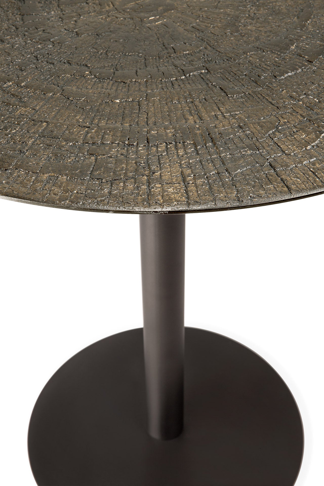 Close-up of the Ethnicraft Blend Dining Table - Ray Whisky featuring a round, mosaic-style bronze and gold top, interchangeable surfaces, and a central black metal pedestal—perfect for modern commercial spaces. White background.