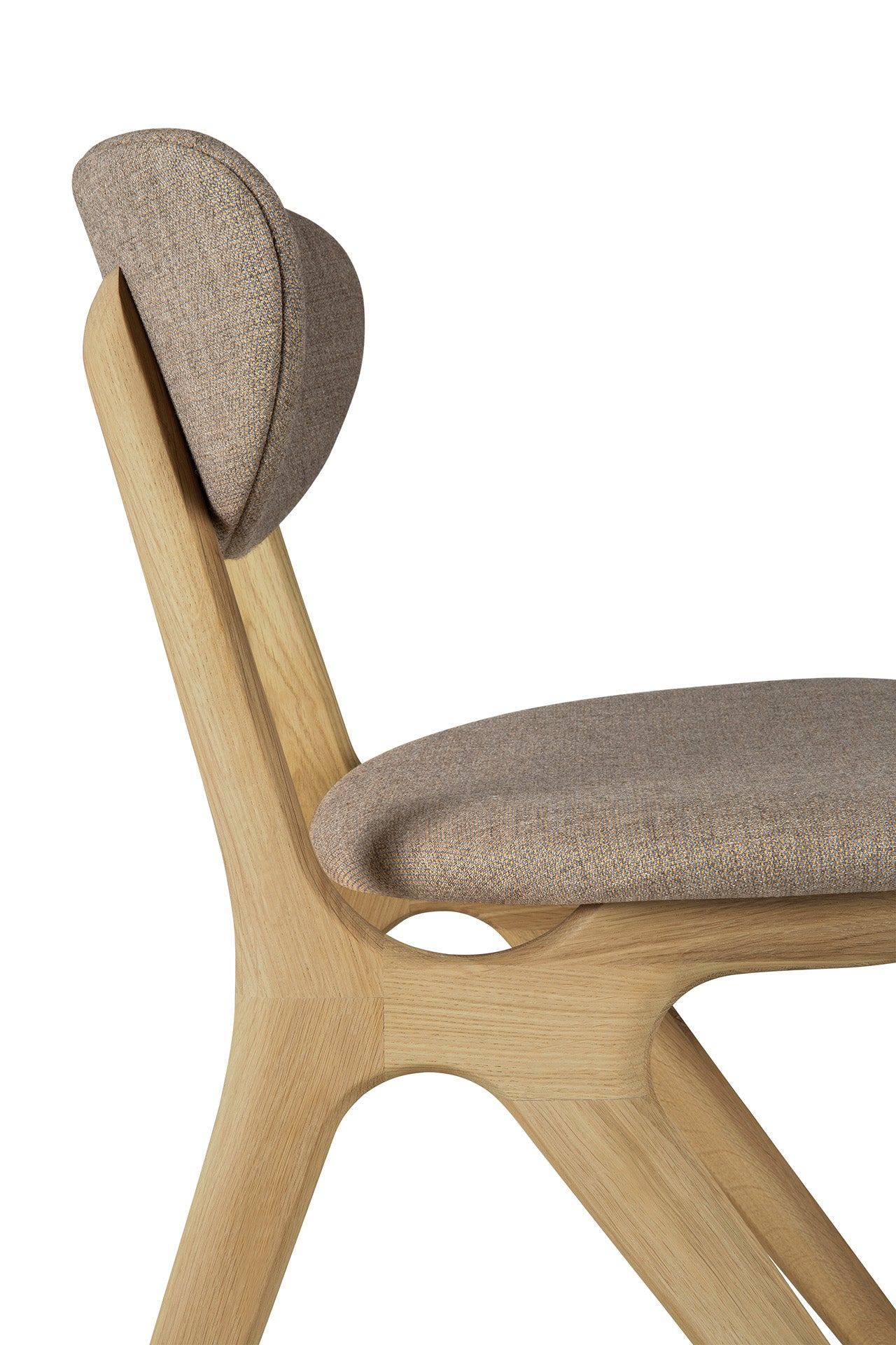 The Ethnicraft Eye Dining Chair features a solid European oak frame, curved backrest, and a warm grey fabric seat cushion. Its smooth lines and minimalist design are inspired by modern aesthetics.