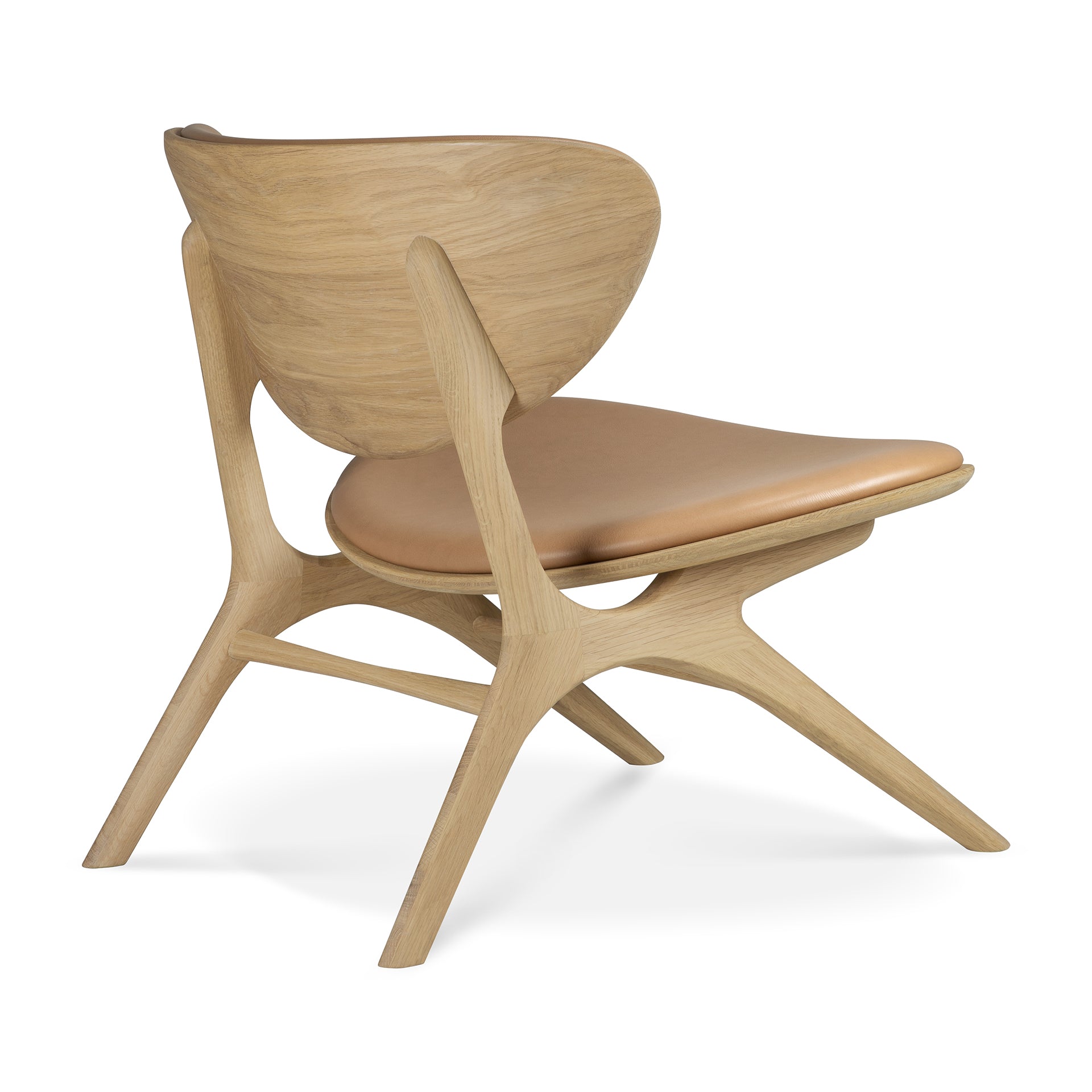 The Ethnicraft Eye Lounge Chair - Oak with Leather features a sculpted curved backrest, Sienna leather seat cushion, and angled legs, blending solid oak craftsmanship with smooth contemporary lines.
