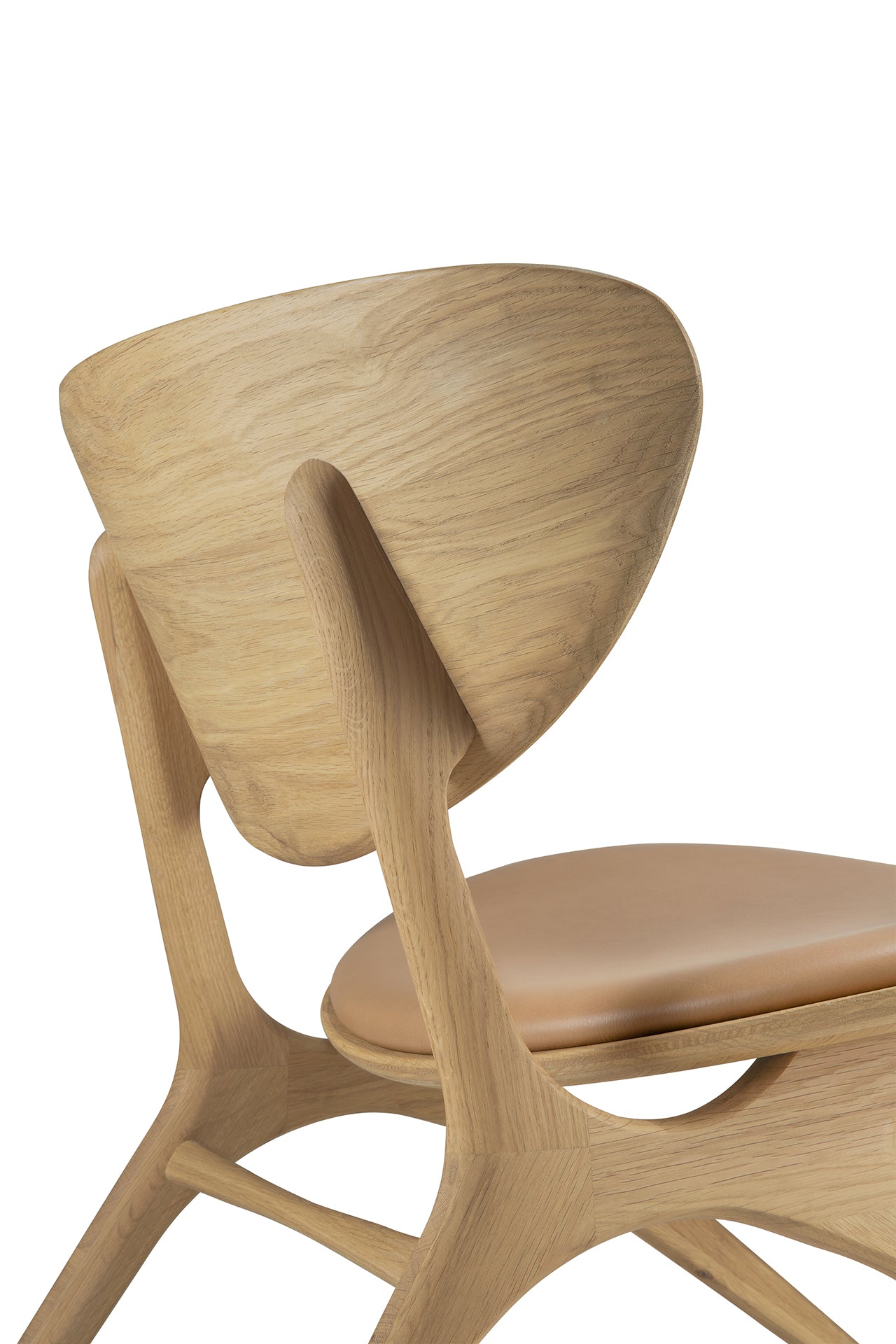 A close-up of the Ethnicraft Eye Lounge Chair in natural solid oak and Sienna leather highlights its curved backrest, light tan cushioned seat, and contemporary design against a white background.